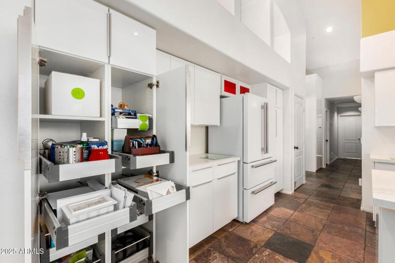 HANDY Pull-Out Shelves