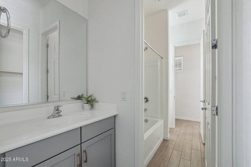 27-web-or-mls-N 185th Ave-S2706-027