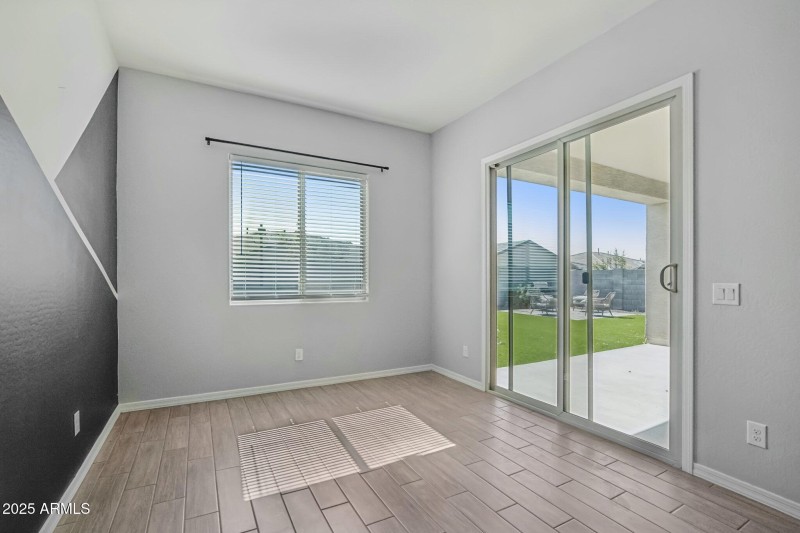 21-web-or-mls-N 185th Ave-S2706-021