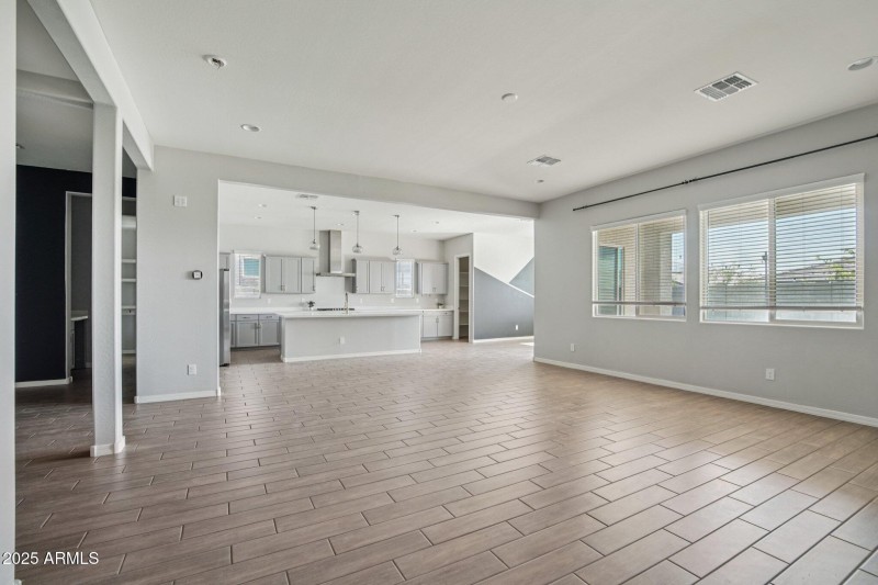 8-web-or-mls-N 185th Ave-S2706-008