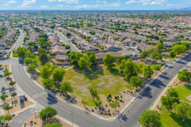 Huge neighborhood park by the school