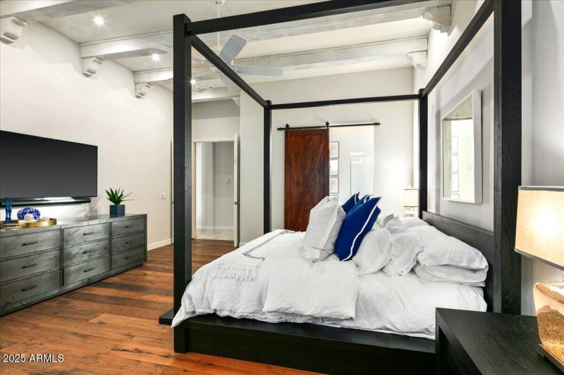 31-Primary Suite Details