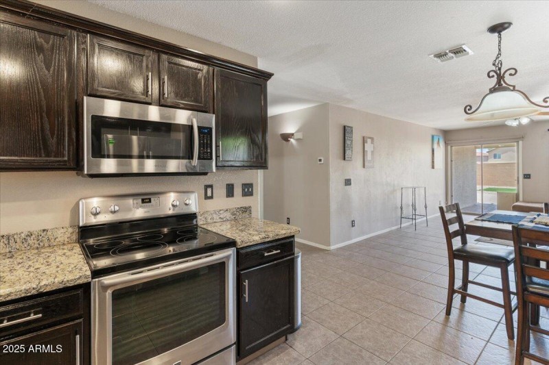 07-1046 E Silversmith Trail