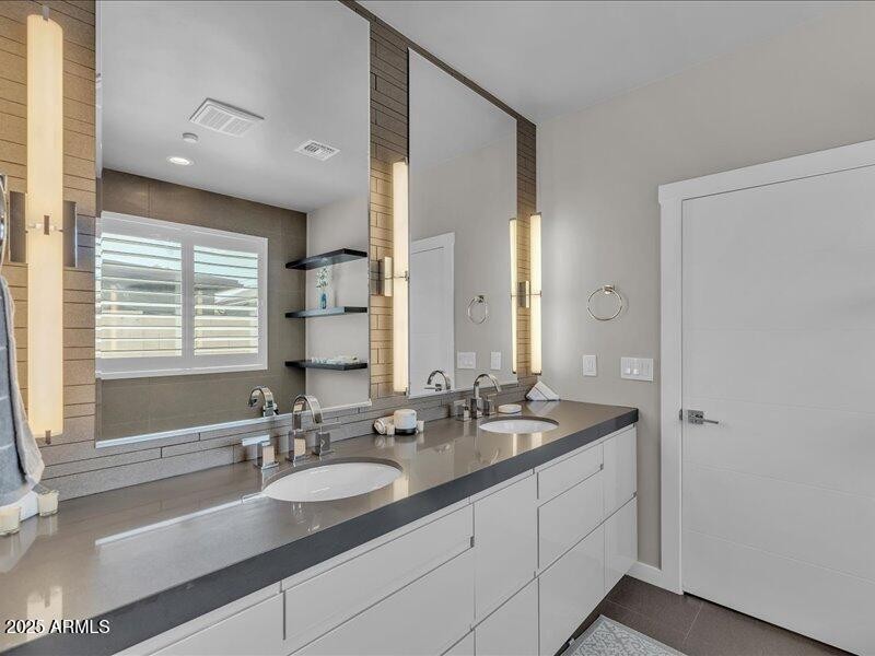 26-1010_E_Pierson_St26