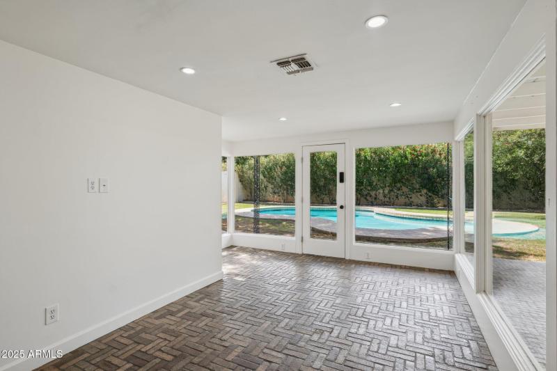 1614 Palmcroft Way SE - Sun Room