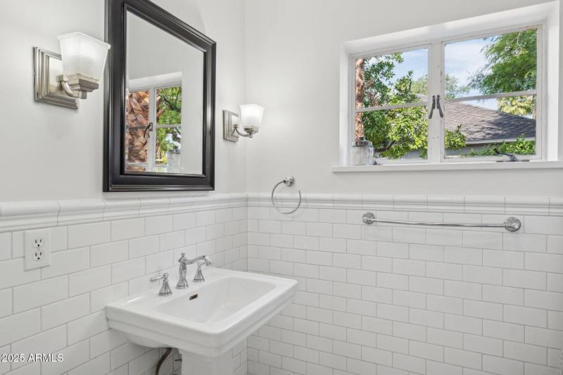 1614 Palmcroft Way SE - Hall Bath