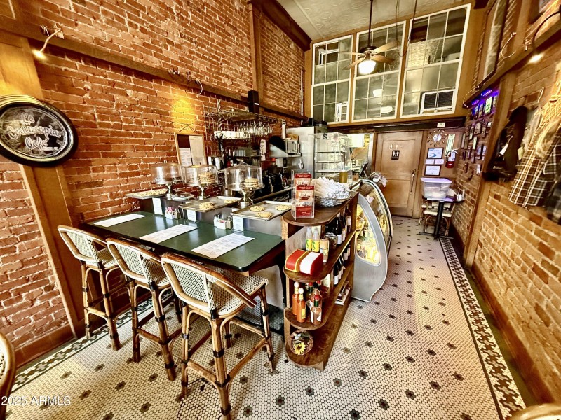 Café w/Bar Seating