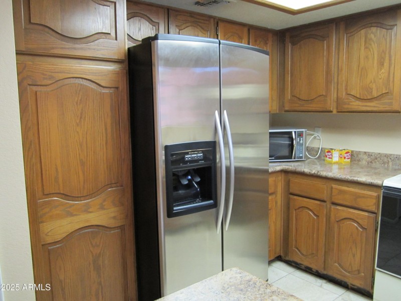 B16 U208 KITCHEN FRIDGE