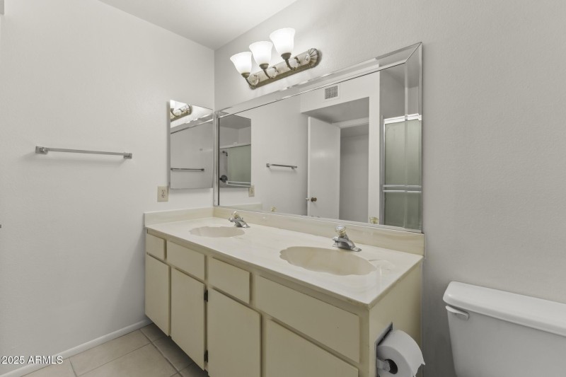 2 Sinks in Main Bath