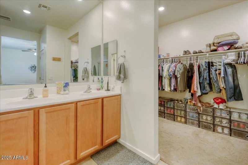 06-Master Bath-9825 W Trumbull Rd