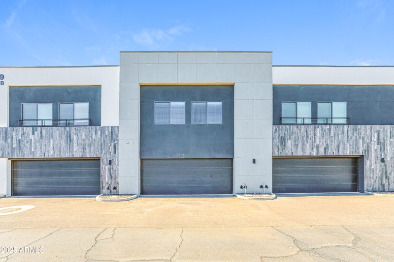 016-photo-rear-view-14589178