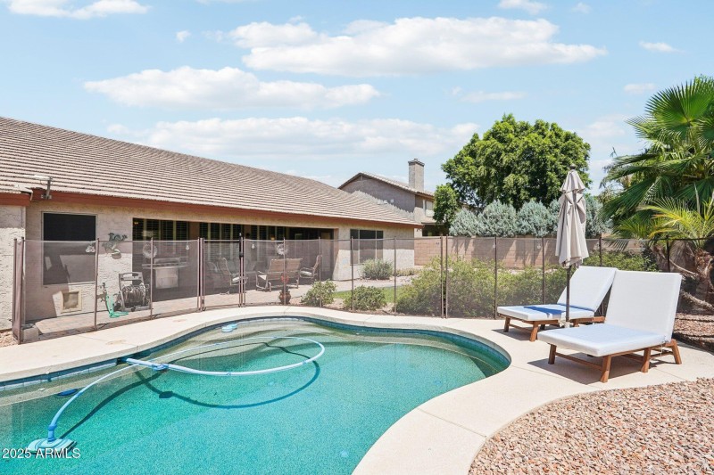 41-web-or-mls-N 85th Dr-S0907-041