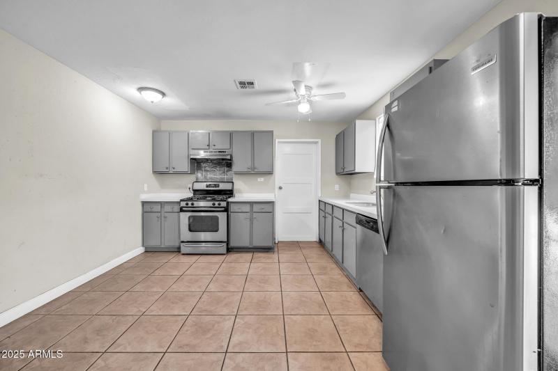 6101 N 31st Dr-6_(2048)