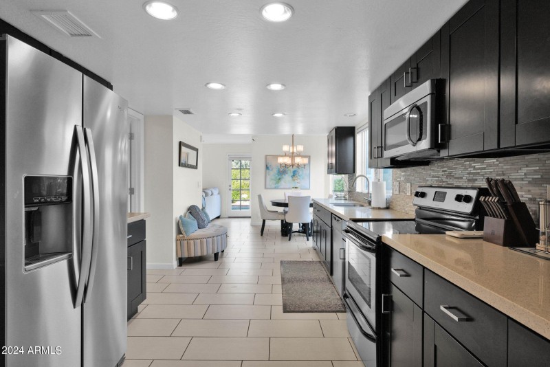 Kitchen to bfast nook