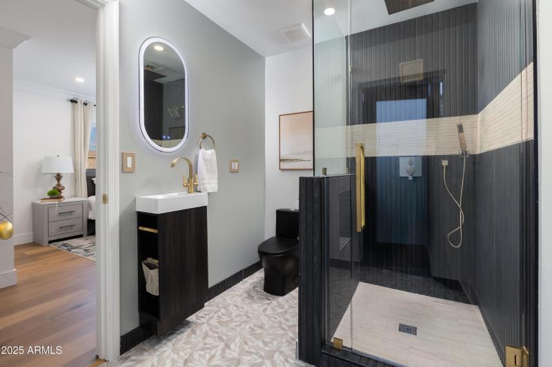 1ST EN-SUITE BATHROOM