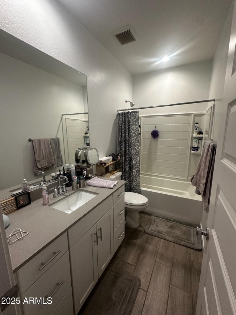 Secondary bathroom 2