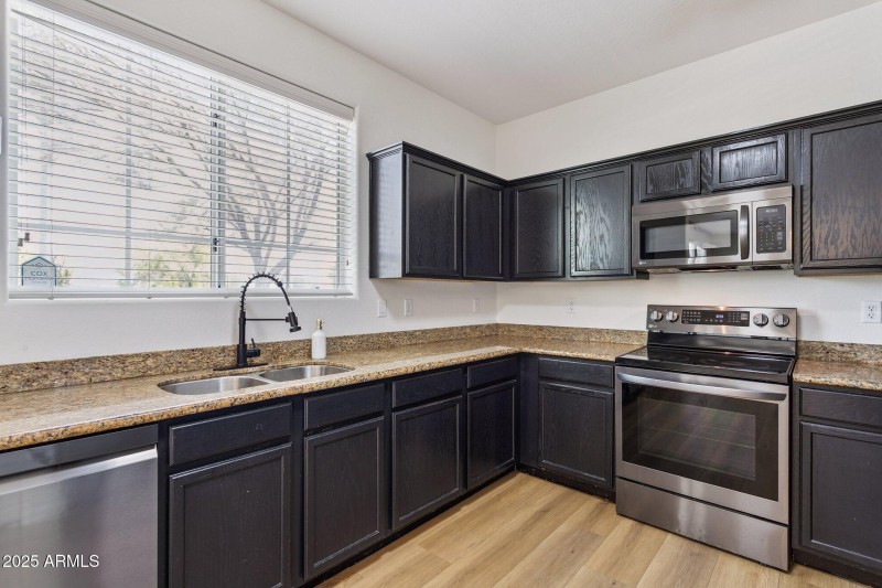 12-web-or-mls-2730-e-ellis-st