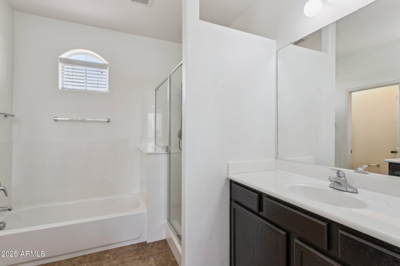 24-web-or-mls-2730-e-ellis-st