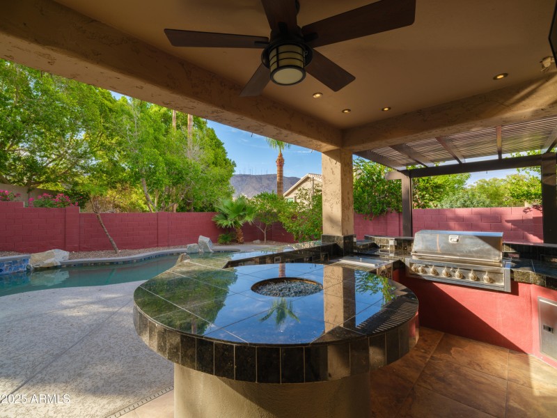 Outdoor Kitchen w/ Fire Ring