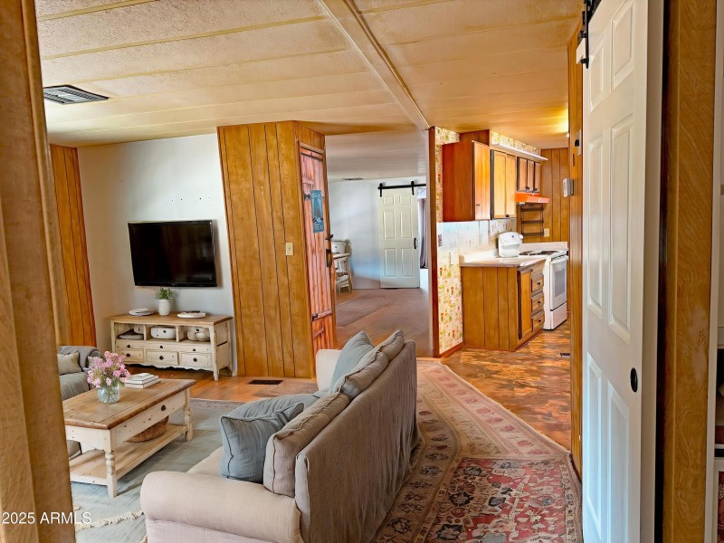 21 Virtually staged familr room - Standa