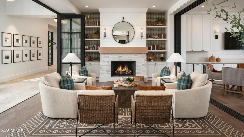 Sterling_Grove_Clubhouse_Living_0041_con