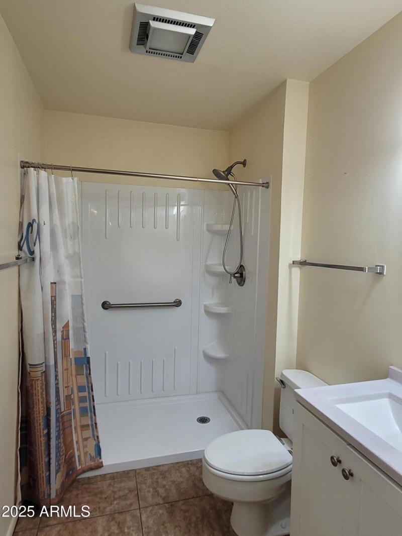 SHARED BATHROOM VIEW 1