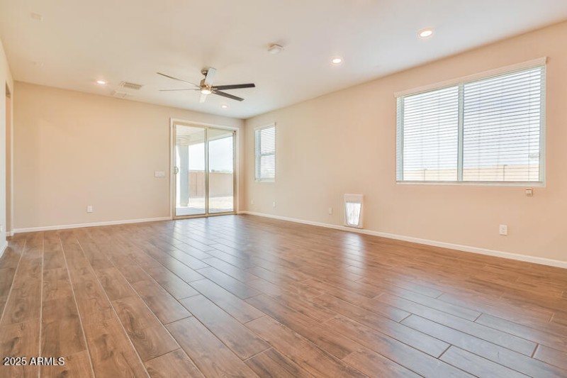 001-photo-living-room-11880945