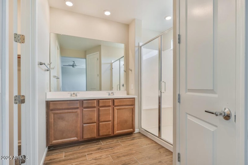 008-photo-main-bathroom-11880948