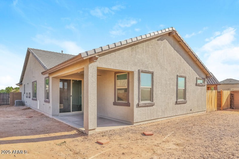 014-photo-rear-view-11880942