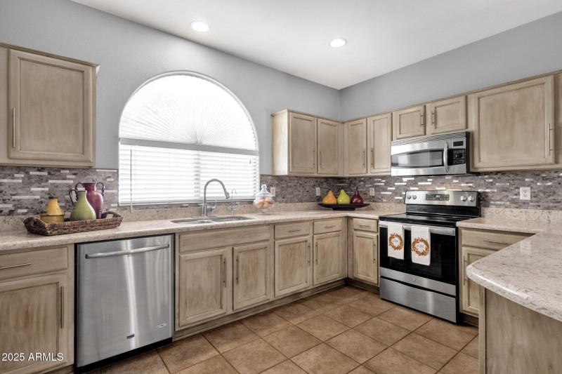 22-web-or-mls-4092-e-donato-dr