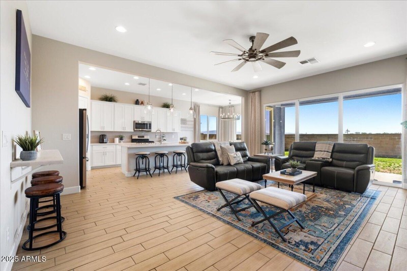 04-Living Room & Kitchen