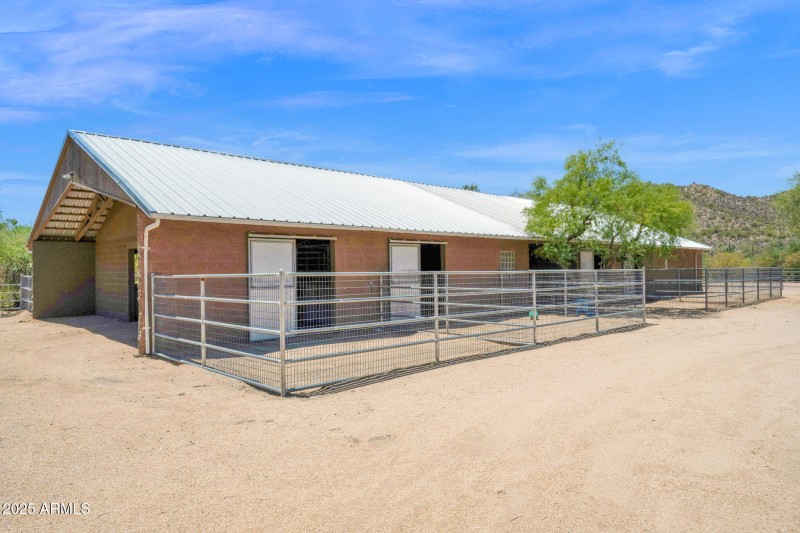 8 Stalls With Large Runs