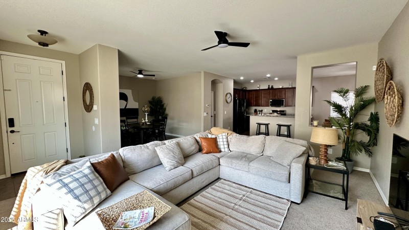 B5B946D2-3517-43D9-B65D-46AB9385F084_1_2