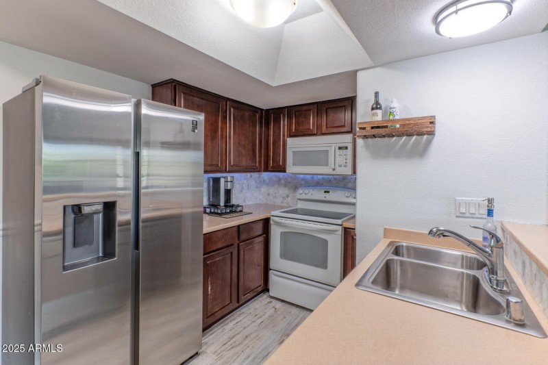 1720 East Thunderbird Road-large-007-038