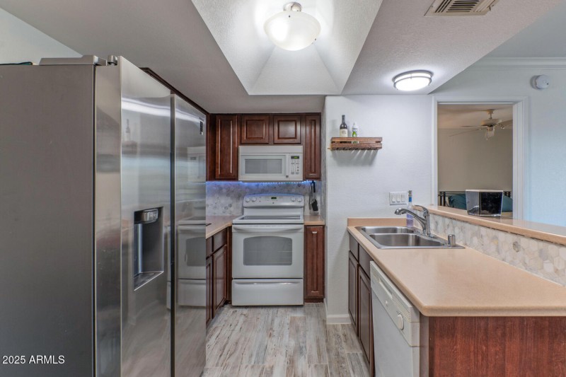 1720 East Thunderbird Road-large-008-034