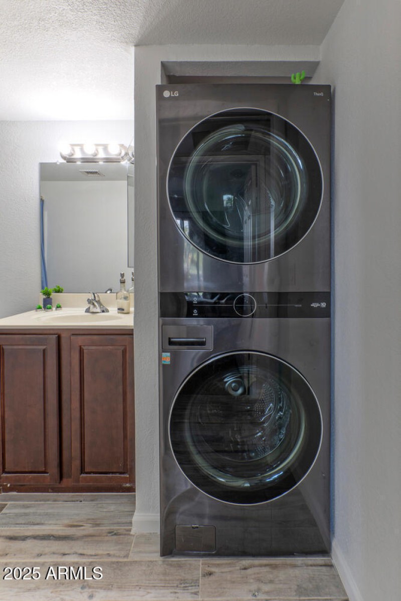 1720 East Thunderbird Road-large-015-025