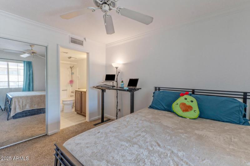 1720 East Thunderbird Road-large-016-033