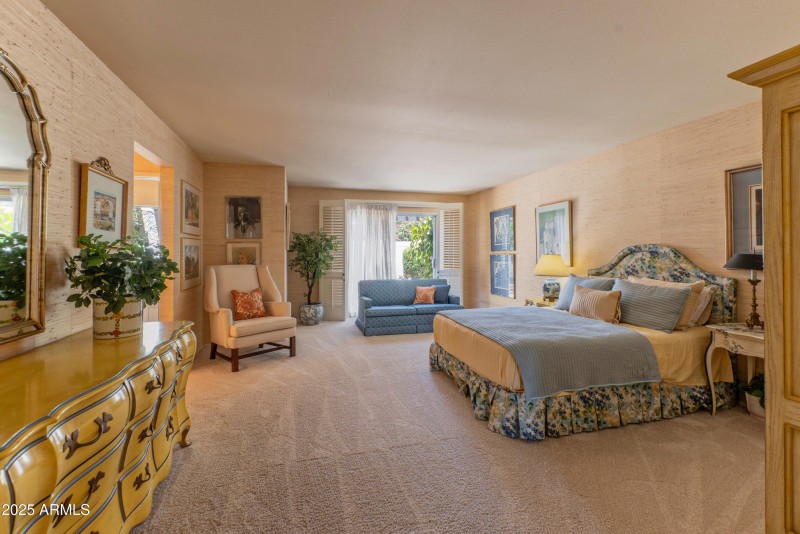 Huge primary with patio/pool access