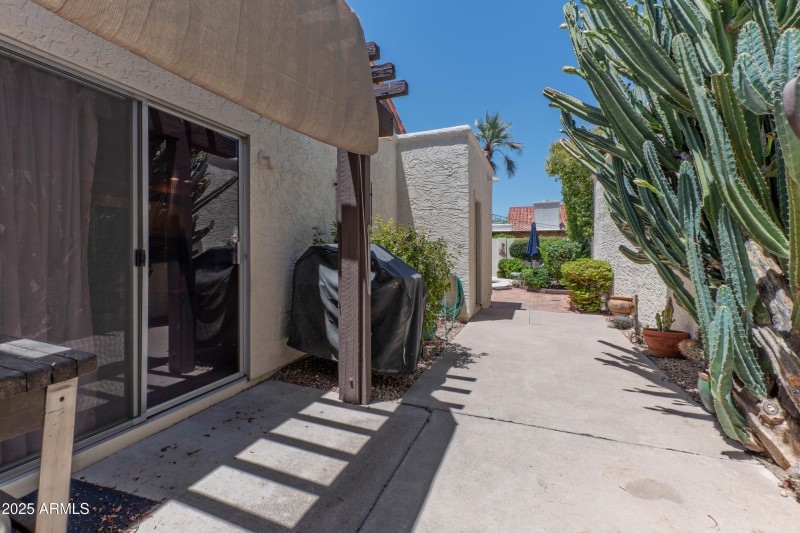 Side patio off kitchen