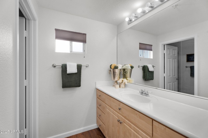 large-01981961-f4df-7332-9a76-bd5ab8ed8e