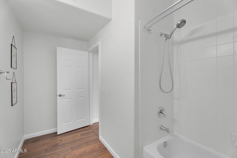 large-01981961-f8ad-7376-b253-cfc5c3abe9