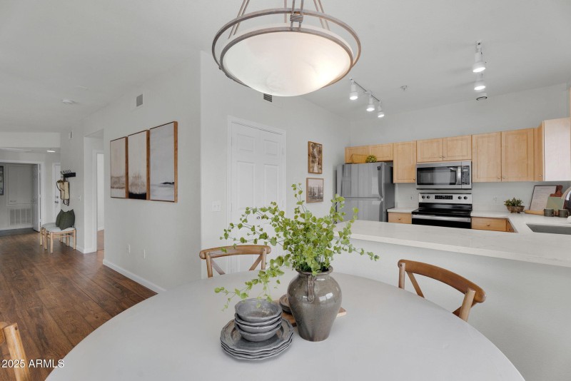 large-01981961-f122-71ae-8d0a-6b81b92d27