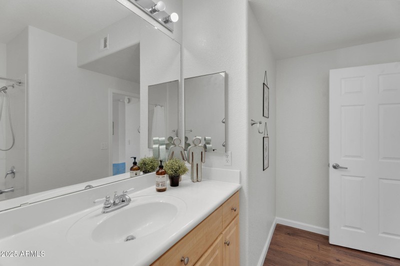 large-01981961-f903-7239-a1fa-1c18d40959