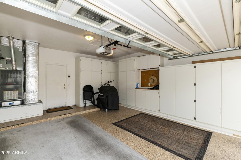 Garage wth built-in cabinets
