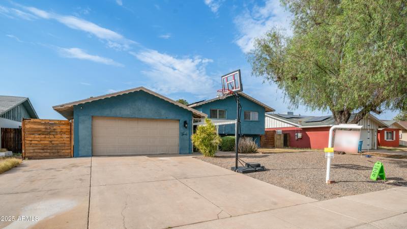 3 CAR DRIVEWAY/ NO HOA