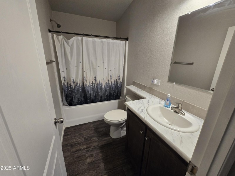 Mesquite Avenue - Hall Bath