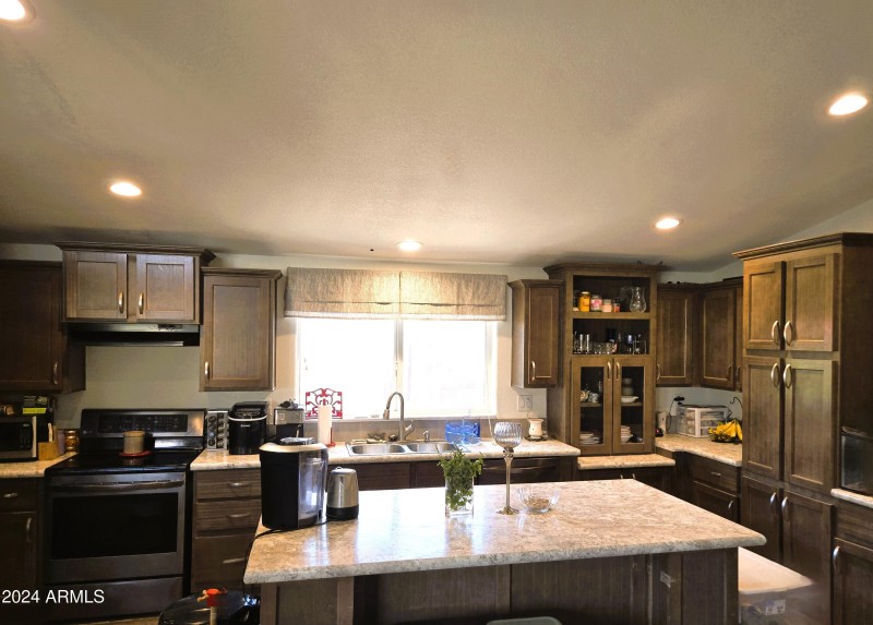 large Kitchen w/istand