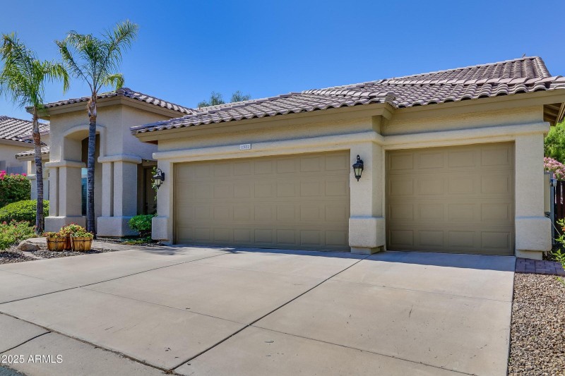 1331 E Ludlow Dr front