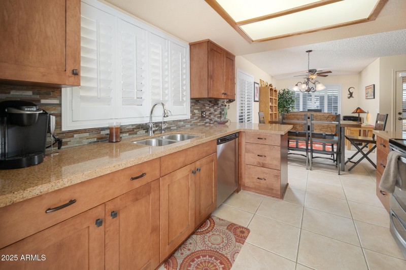 19702 N 98th Ln 07_Kitchen_01