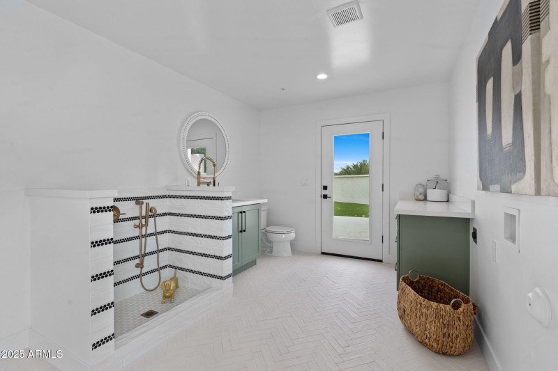 LAUNDRY AND DOG WASH